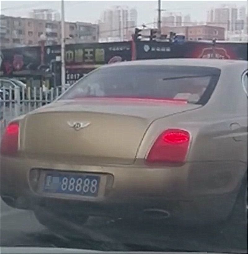 东北偶遇百万宾利,看到车牌那一刻,没想到比77777车牌