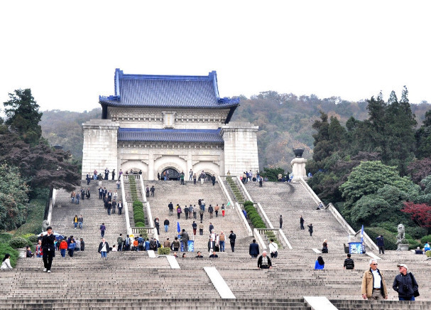 中秋小长假,大量游客到南京中山陵游玩,