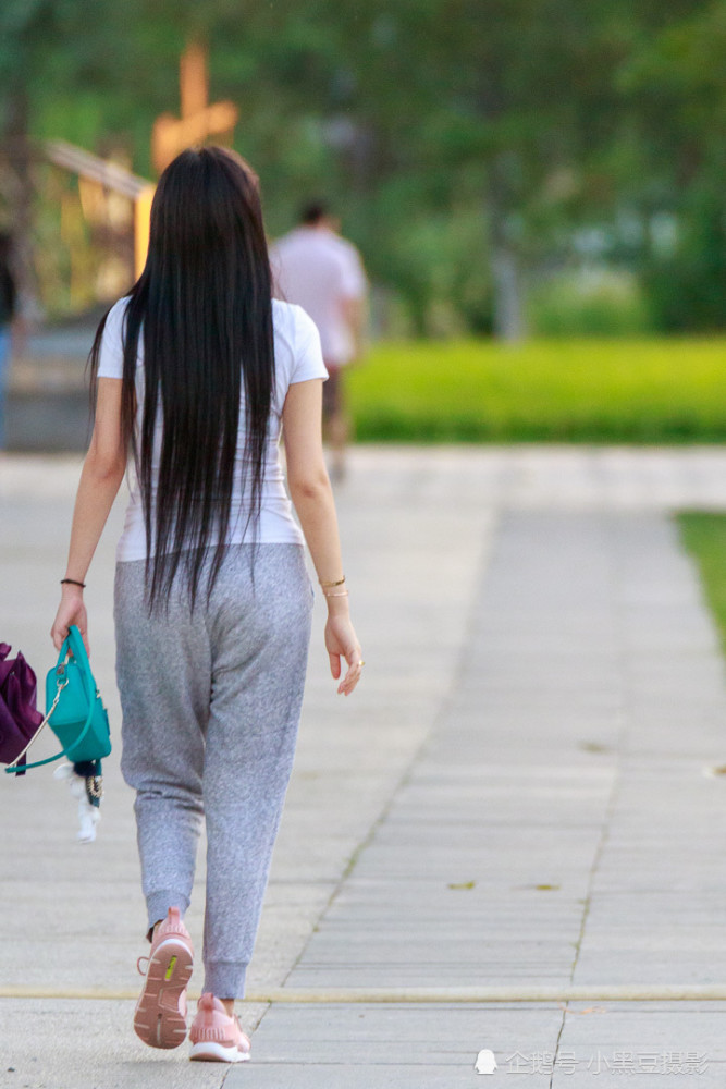 公园遇长发美女,微胖身体也挡不住姑娘走路的曼妙身姿