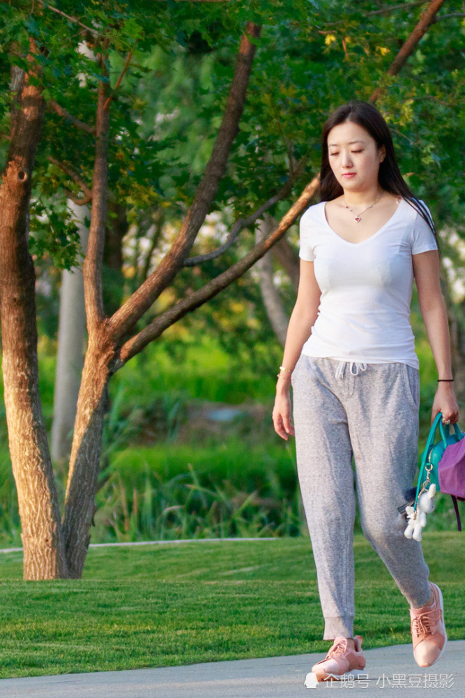 公园遇长发美女,微胖身体也挡不住姑娘走路的曼妙身姿