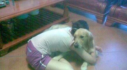 女子抱着金毛睡觉,半夜感觉有东西在身上爬,医