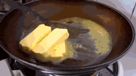 脱了皮的绿豆就是黄色的 没看过的可以百度哦 然后把水份滤干 蒸盘放