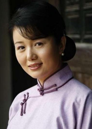 她是杜淳的后妈,年轻时比蒋勤勤还漂亮,来到杜