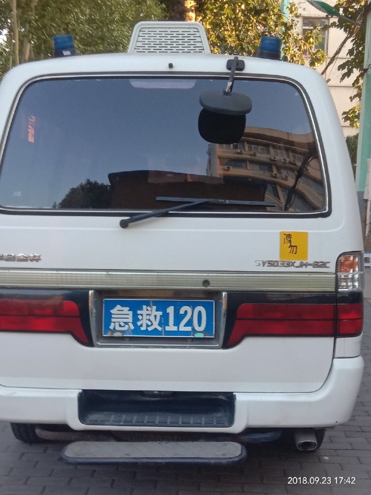 120救护车不挂车牌 市民质疑成特权车