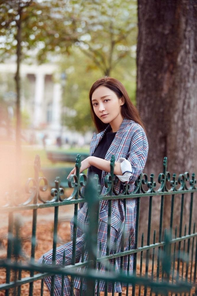 姚笛终于露面!穿亚麻料西装大变样,网友:文章眼