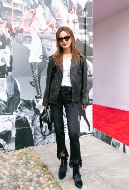 赵薇又瘦了一大圈!仅仅一条微喇裤就穿出筷子