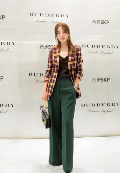 赵薇又瘦了一大圈!仅仅一条微喇裤就穿出筷子