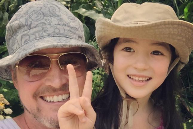 三年了,萌娃都好看了,但其中一个爸爸就凉凉了