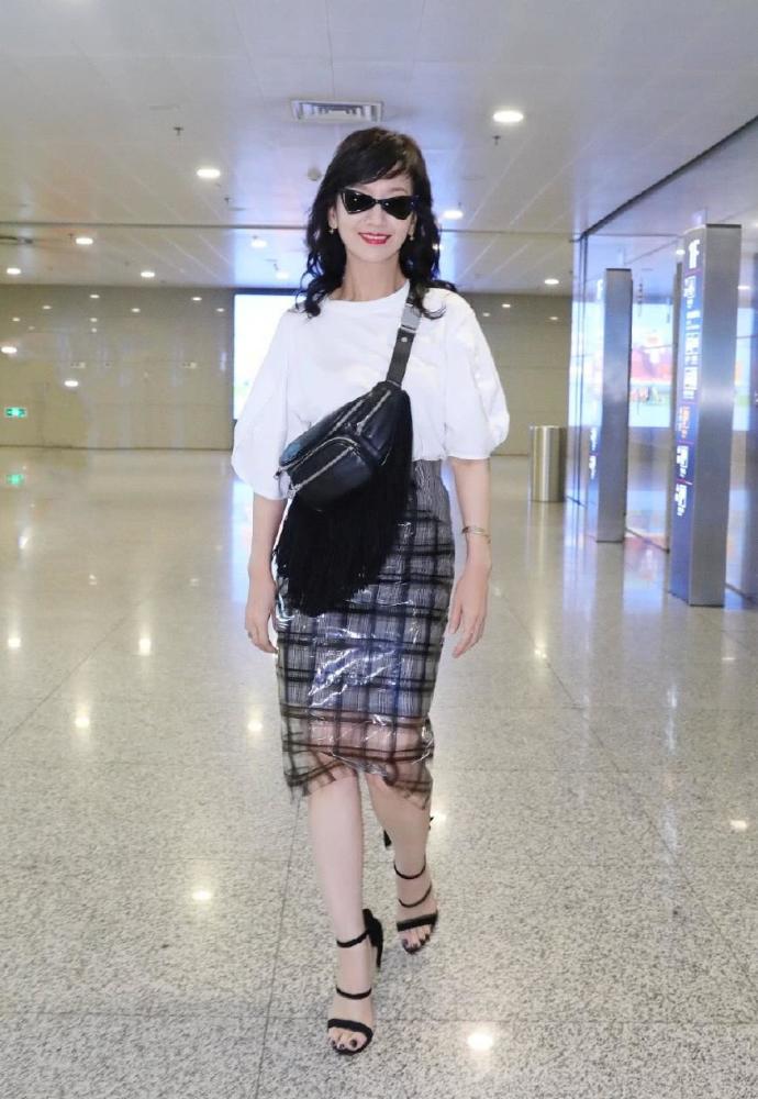 64岁的赵雅芝居然这么穿,丰满上围夺人眼球,网