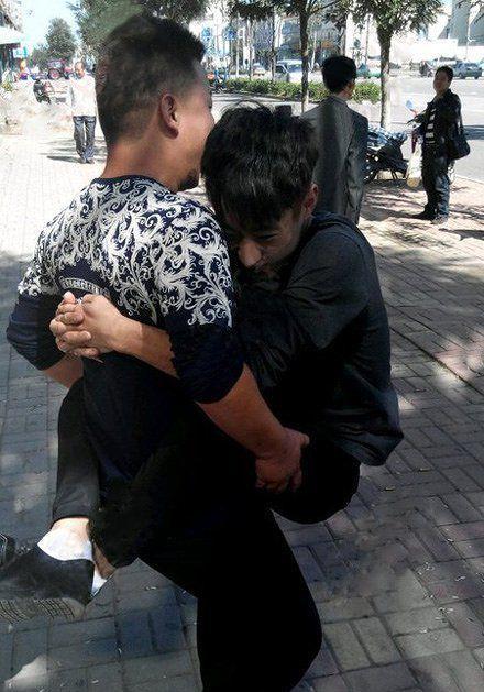 轻松一刻:运动会上,有个男的跑步腿抽筋了,半死不活的躺在地上,过来