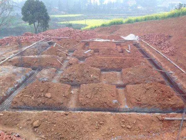 为几分地基,丢3条人命,农村土地纠纷几时休,这么做值得吗?