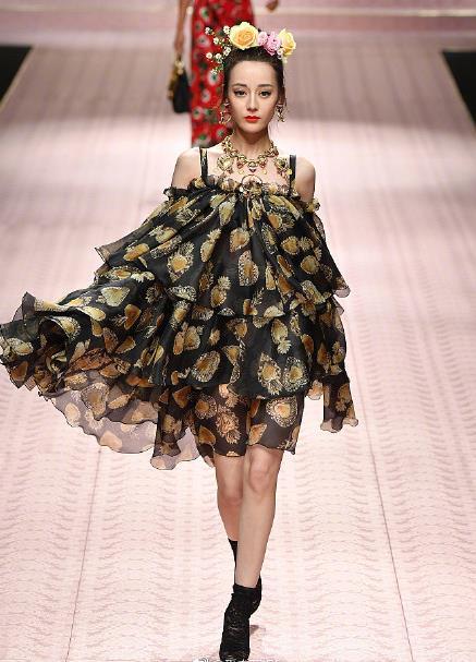 热巴的寡淡脸火了以后,她的月宫脸也火了,看