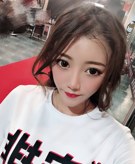 小伊伊重现经典舞蹈,直播间调戏白小白,牌牌