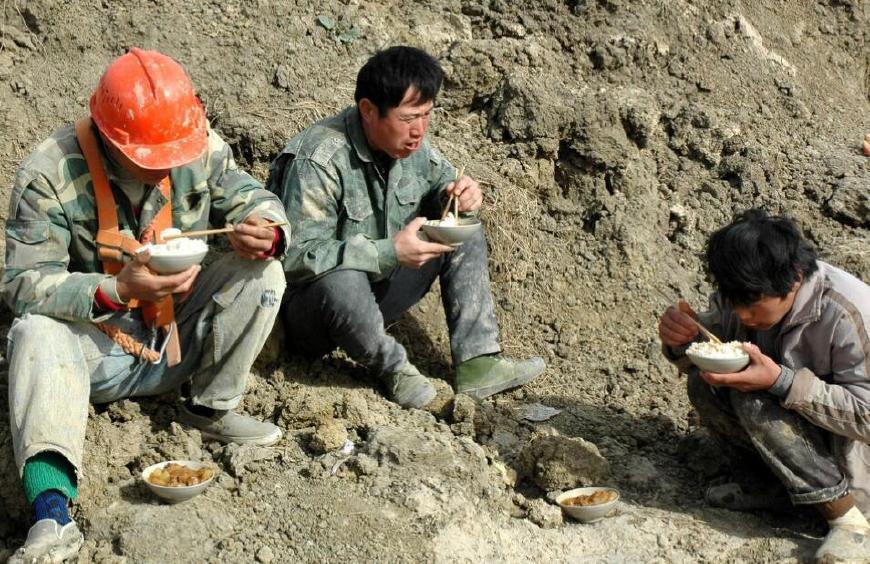 健身房里的肌肉男,与工地上民工比肌肉,为何他们肌肉块这么大?