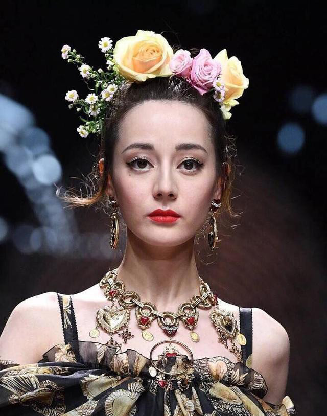 Mai和娜扎热巴合影,热巴额头跟脸一样大,娜扎