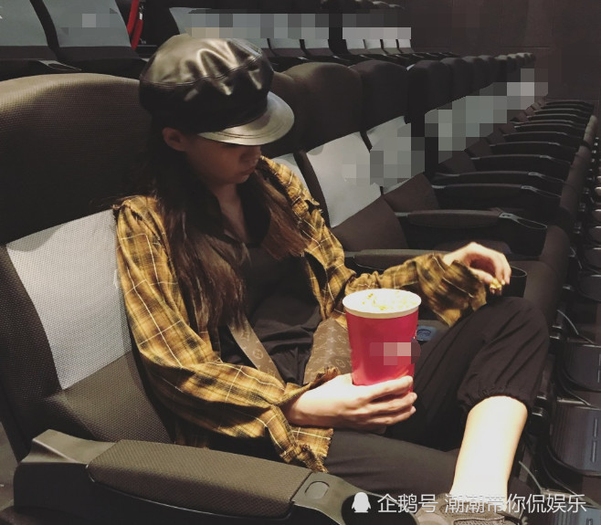 看似匆忙行驶的温婉,却被身后的镜子给暴露了