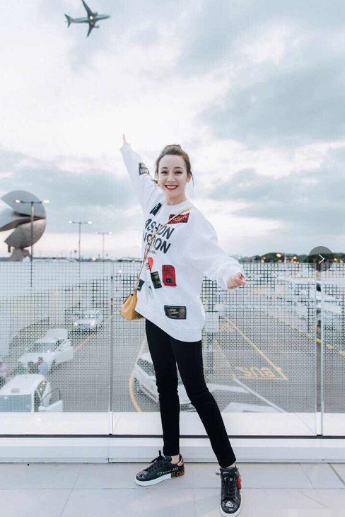 迪丽热巴米兰时装周碎花裙惊艳全场,风情独特