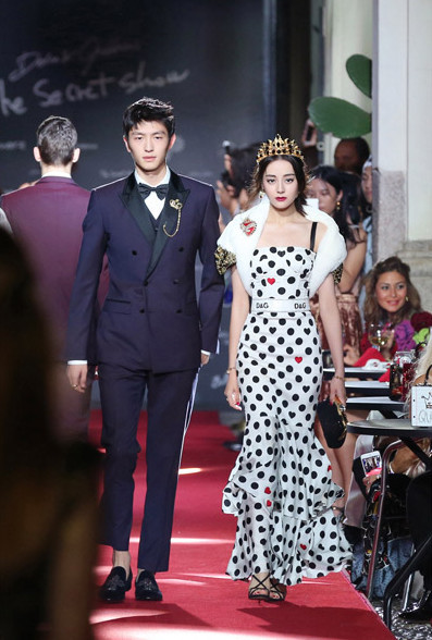 迪丽热巴米兰时装周碎花裙惊艳全场,风情独特