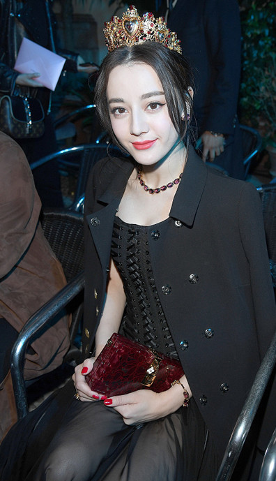 迪丽热巴米兰时装周碎花裙惊艳全场,风情独特