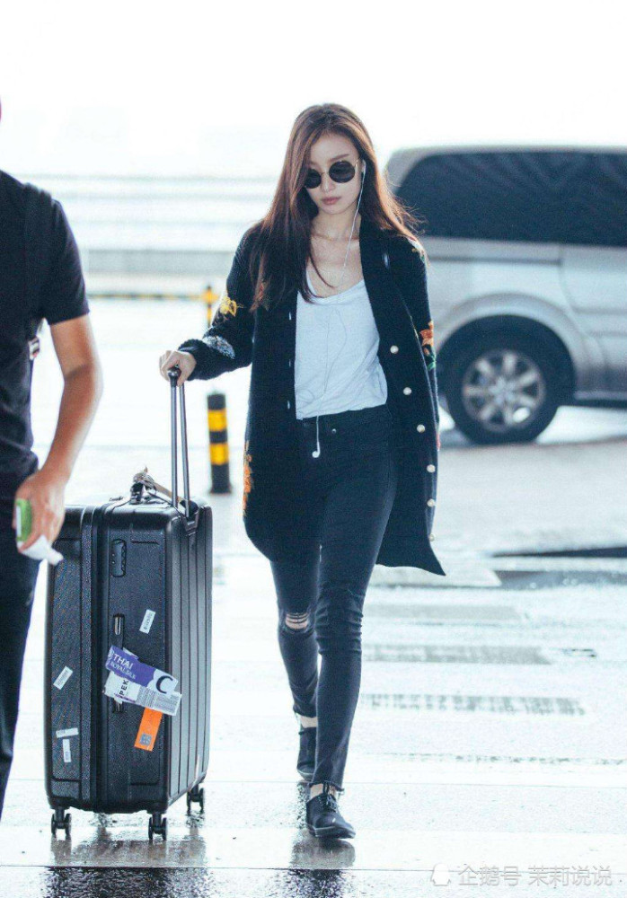 4位女星机场街拍照,热巴惊艳,李沁甜美,图4李小