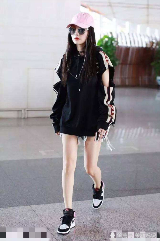 4位女星机场街拍照,热巴惊艳,李沁甜美,图4李小