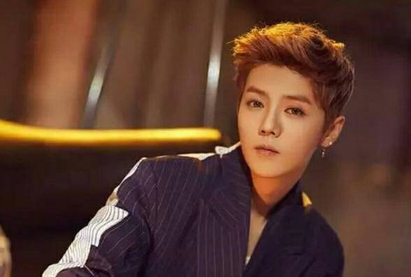 曾有一个足球梦的鹿晗,是什么逼他走上艺人的