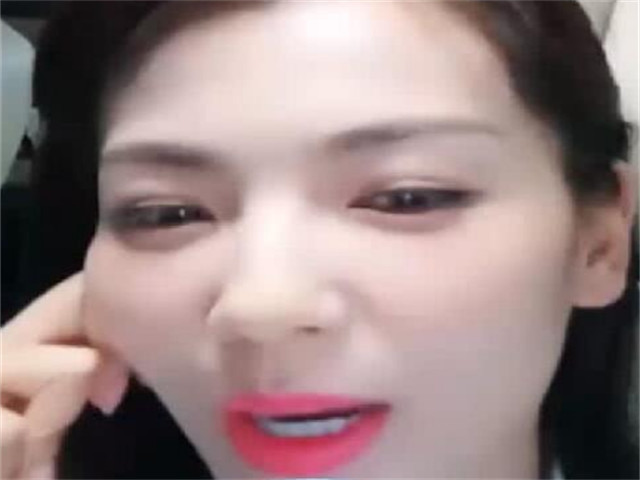 刘涛首次在平台直播,不慎关掉美颜暴露素颜,之