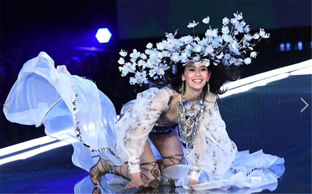 歌手陈志朋走秀摔倒,机智反应令人点赞,网友:秒