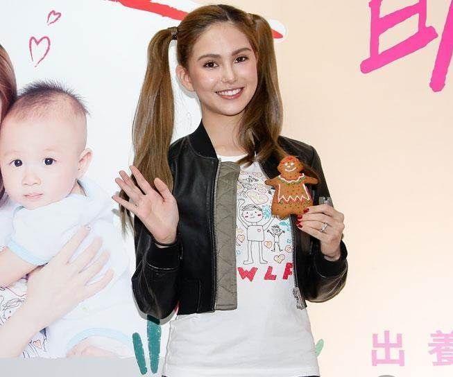 昆凌启程时装周,小秀香肩连内搭都露了,网友:周