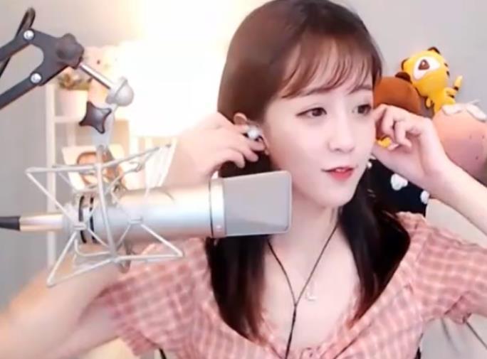 唱完《让我做你的眼睛》后,莉哥爆粗口:就他么