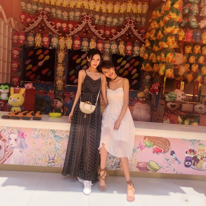 张予曦也太夸张了!仅仅是穿了双长筒袜,一下就