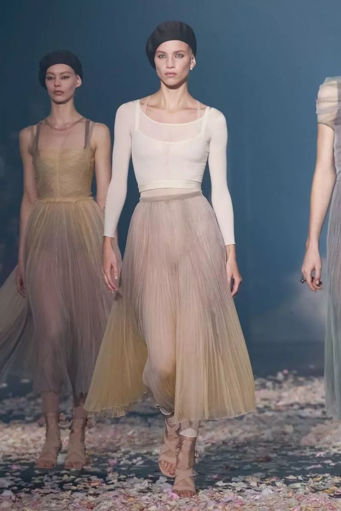 巴黎时装周开幕:gucci 致敬法国,dior 展示舞者精神