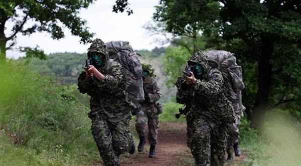 特种兵俯卧撑训练,一分钟要做多少个?老兵:比