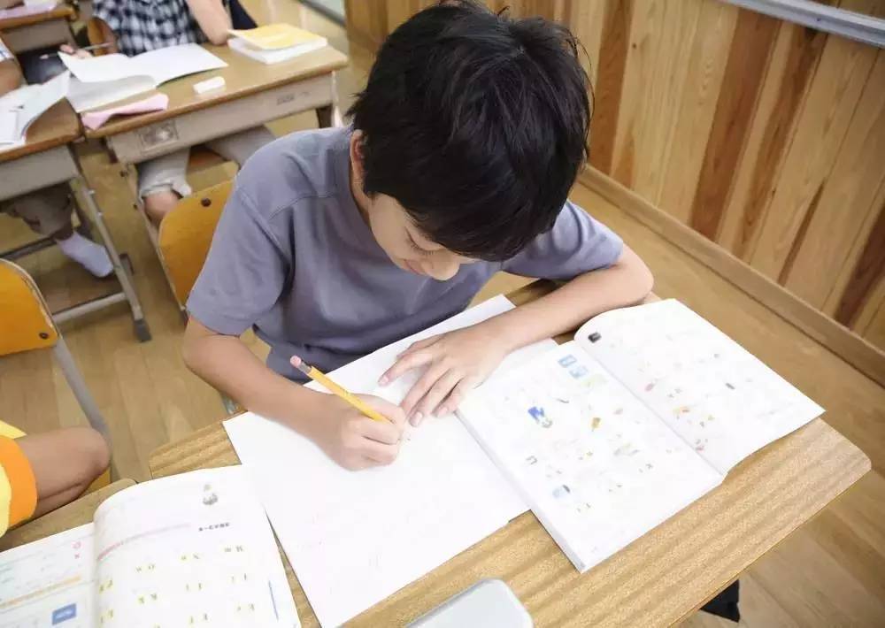 小学生爸爸深夜责问老师:你凭什么睡觉?我孩子还在写作业!