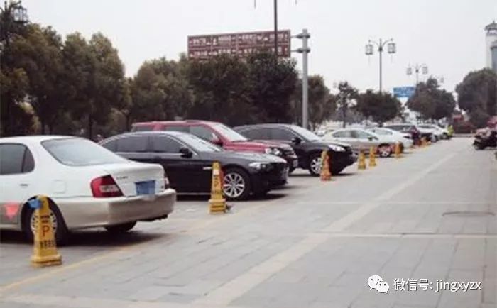 襄阳男子将车停在停车位几天 车轮竟被上锁