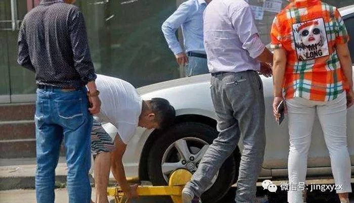 襄阳男子将车停在停车位几天 车轮竟被上锁