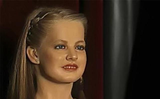 西班牙莱昂诺尔公主9岁就已打耳洞,精致优雅胜