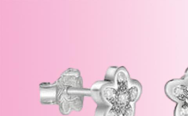 西班牙莱昂诺尔公主9岁就已打耳洞,精致优雅胜