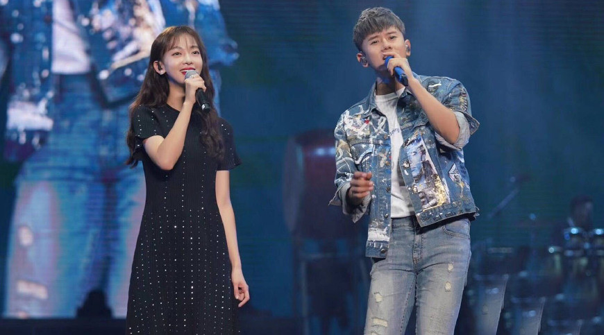 吴谨言声音颤抖紧张,张杰主动牵手,吴谨言下意