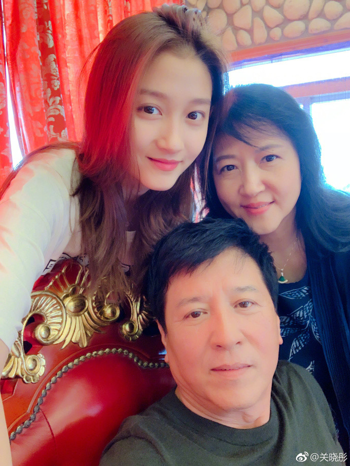 关晓彤晒全家福照片,和妈妈长相相似如同一个人,姐姐逆袭变美