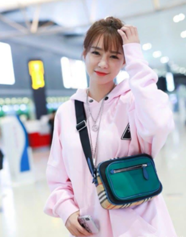 沈梦辰真会穿,粉色卫衣配长筒袜少女感十足,网