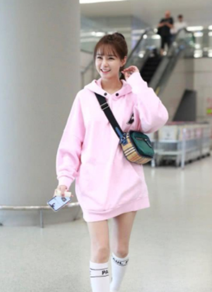 沈梦辰真会穿,粉色卫衣配长筒袜少女感十足,网