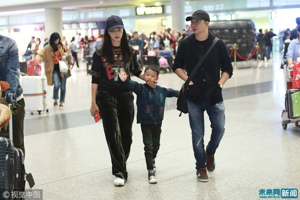 姚晨全家时装周看秀归来 小土豆获爸妈左右护