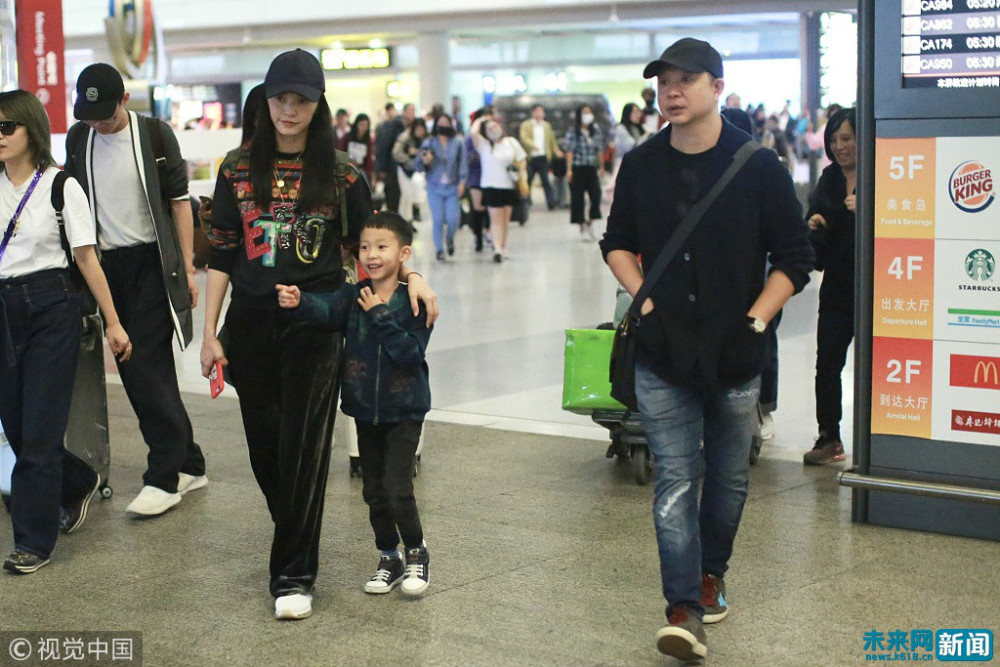 姚晨全家时装周看秀归来 小土豆获爸妈左右护