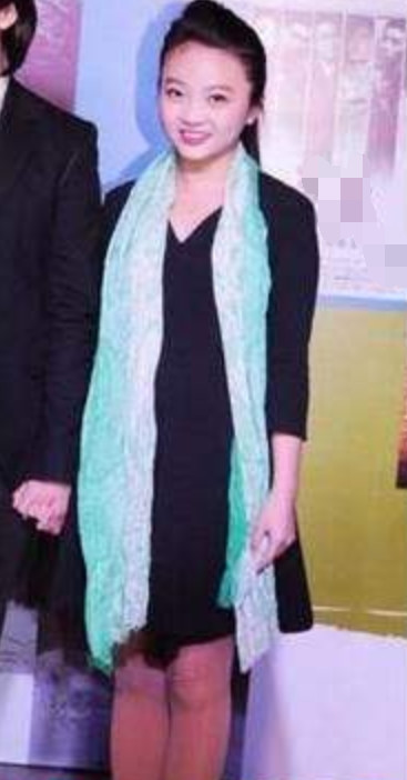 林妙可参加婚礼,胸前的饰品被吐槽:品味好似老