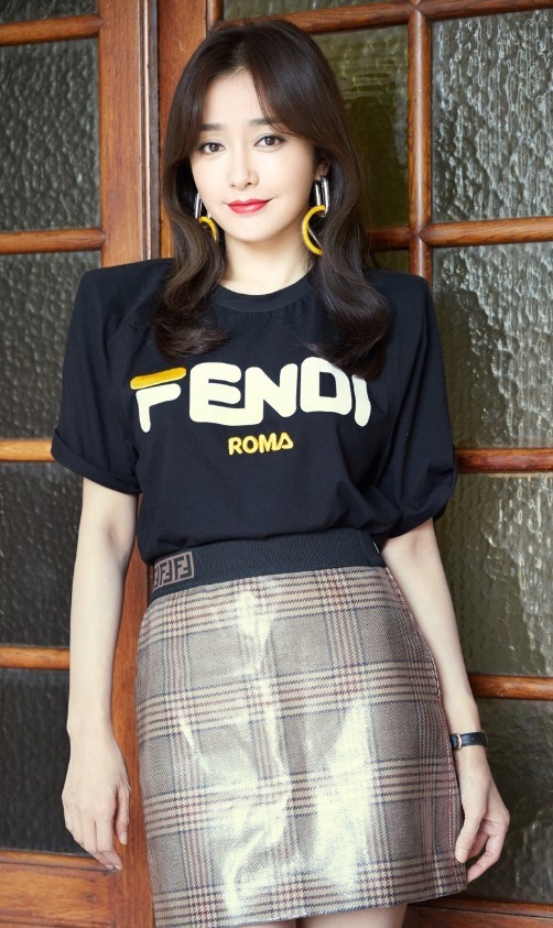 秦岚为了显脸小,挂了几乎半张脸那么大的耳环