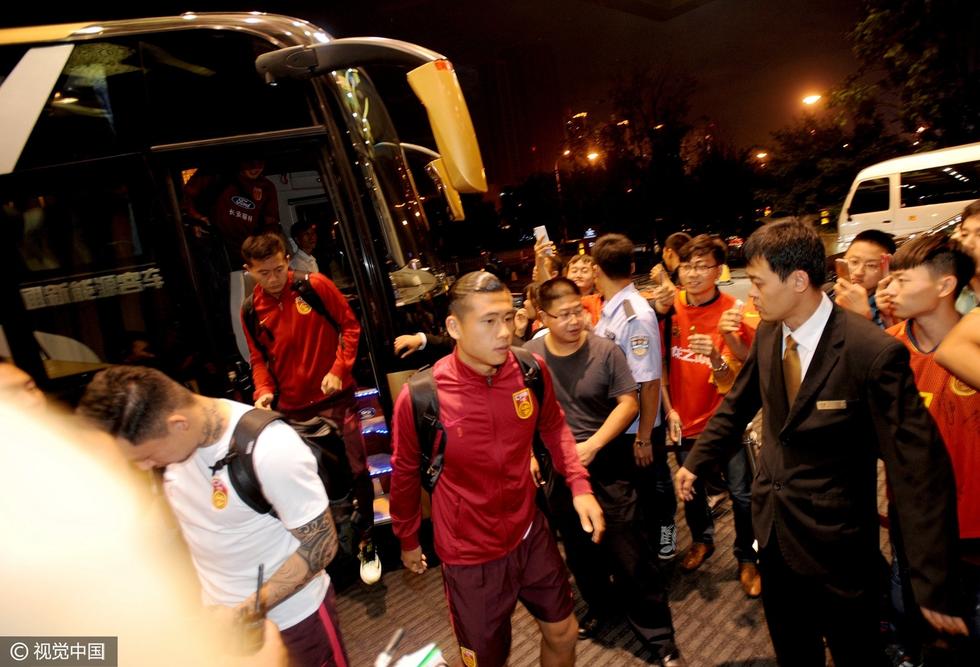 球迷围堵国足队员索签名 热捧郜林