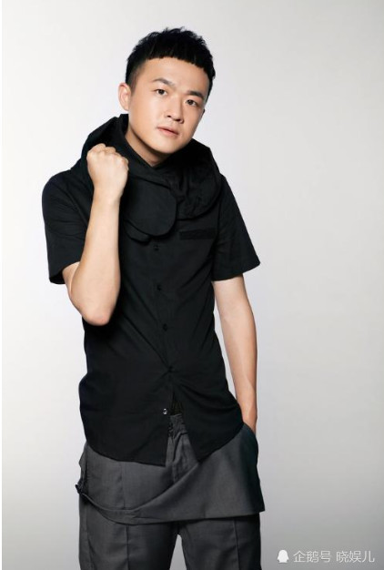 包贝尔为什么剃光头?看到他长头发的照片,我终