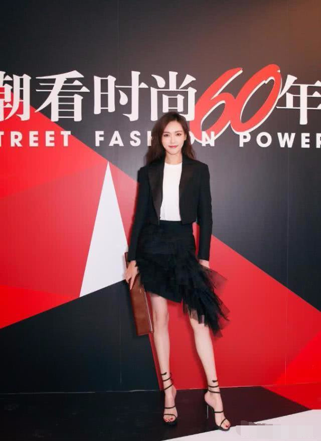 唐嫣出席活动黑白配,脚上高跟鞋成亮点!