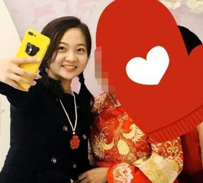 林妙可智商堪忧,出席别人婚礼竟戴着这种东西